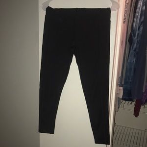 Black VS 3/4 length leggings with two pockets